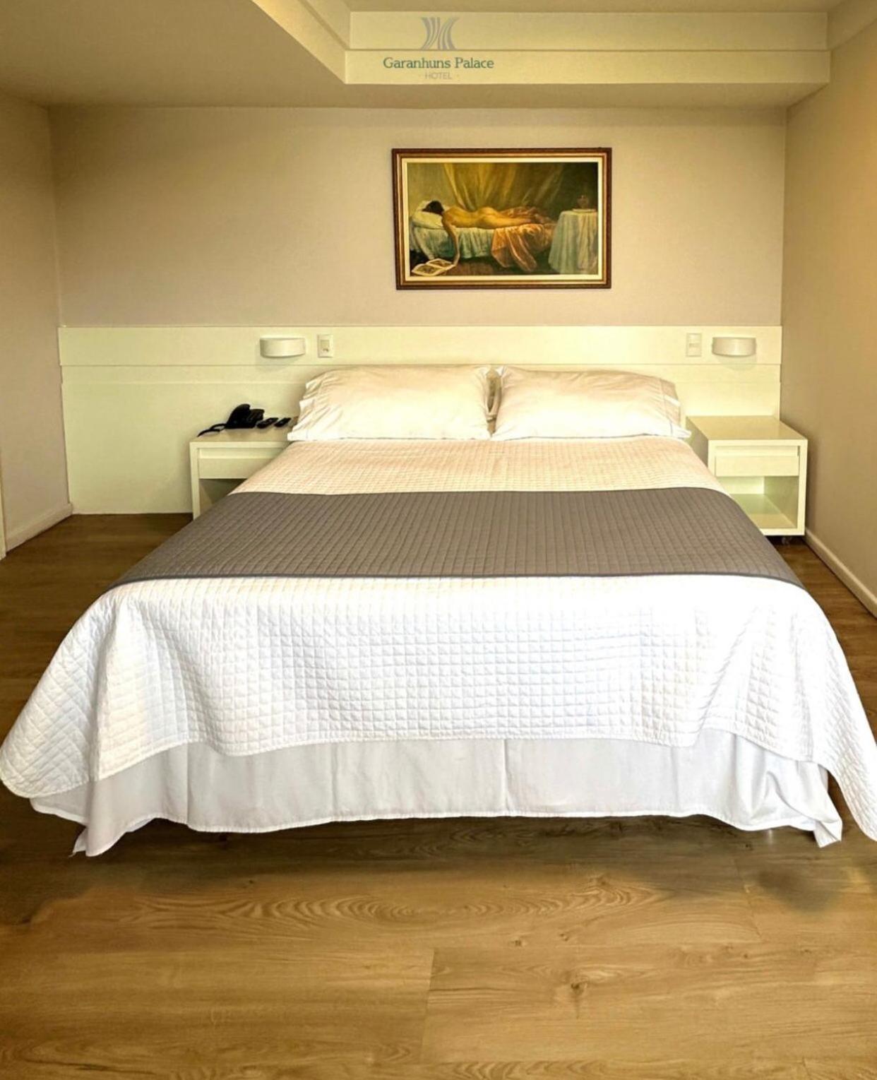Garanhuns Palace Hotel المظهر الخارجي الصورة A bed with a bed runner